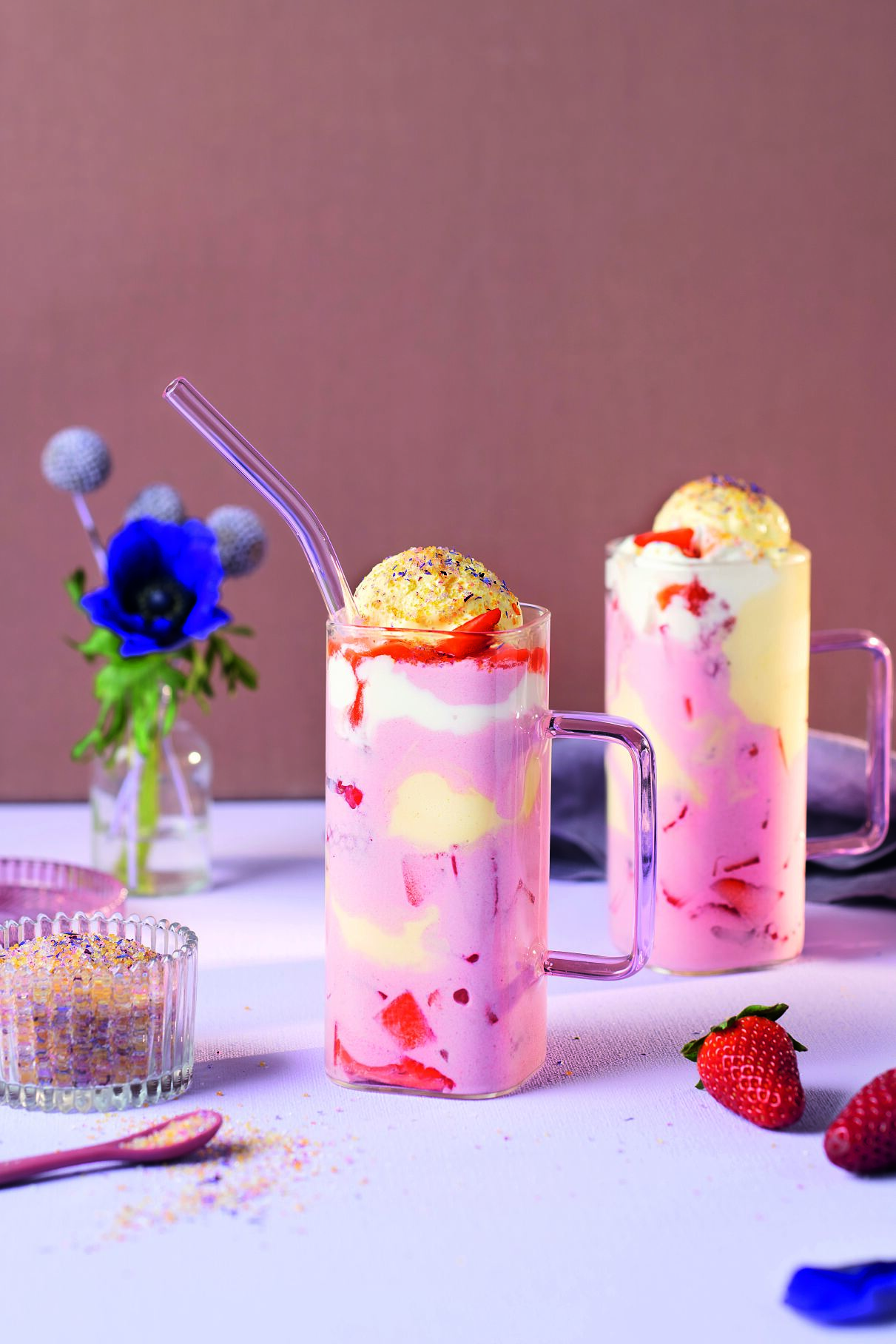 Bunt-fröhliches Erdbeerfrappe