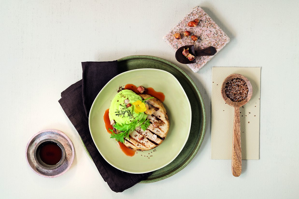 Gegrilltes Sellerie-Steak mit Wiesenkräutern und karamellisierten Nüssen
