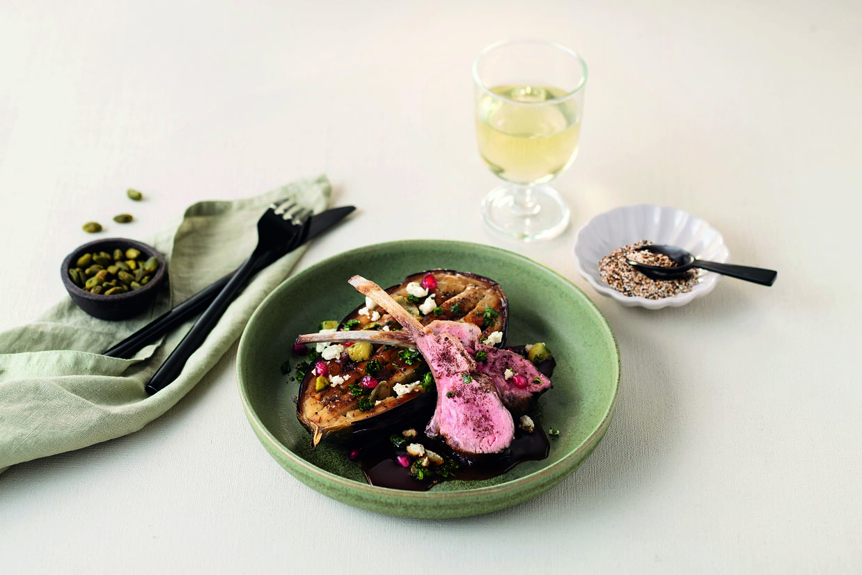 Lammkotelettes mit rauchiger Ofen-Aubergine, Granatäpfel und Pistazien