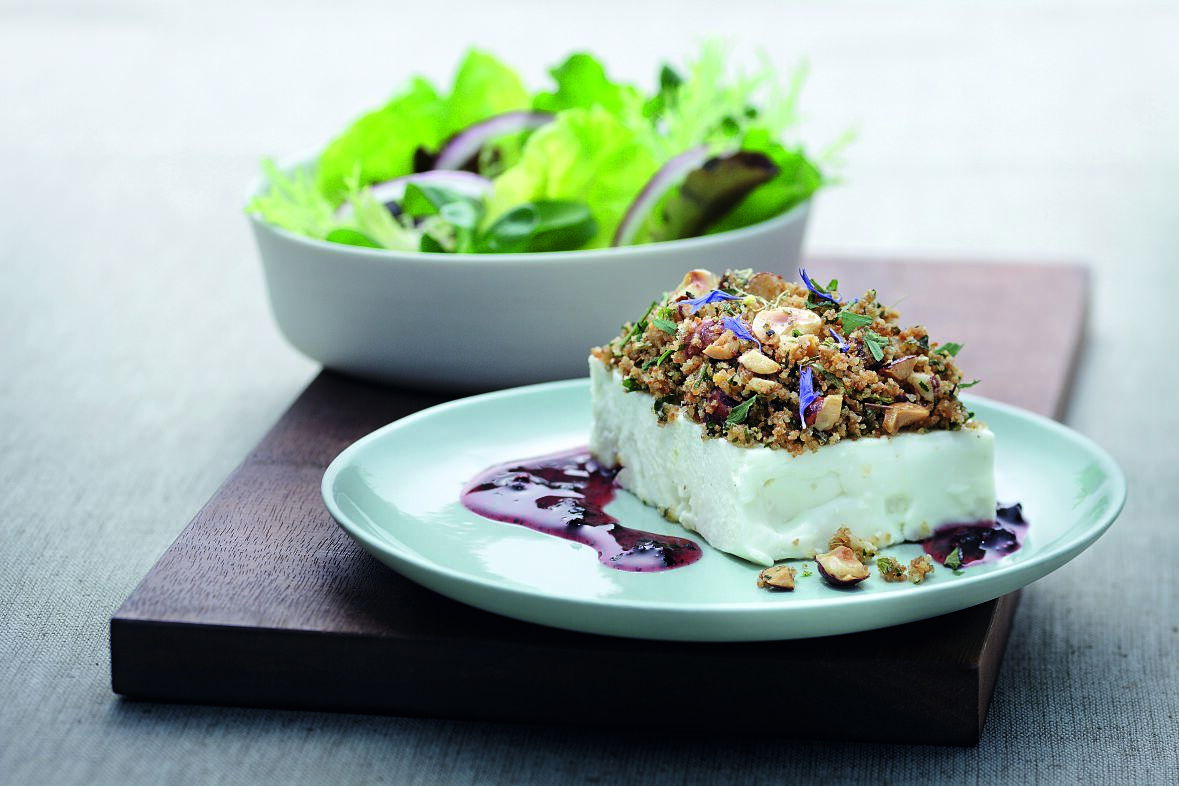 Schafskäse mit Kräuter-Nuss-Brösel