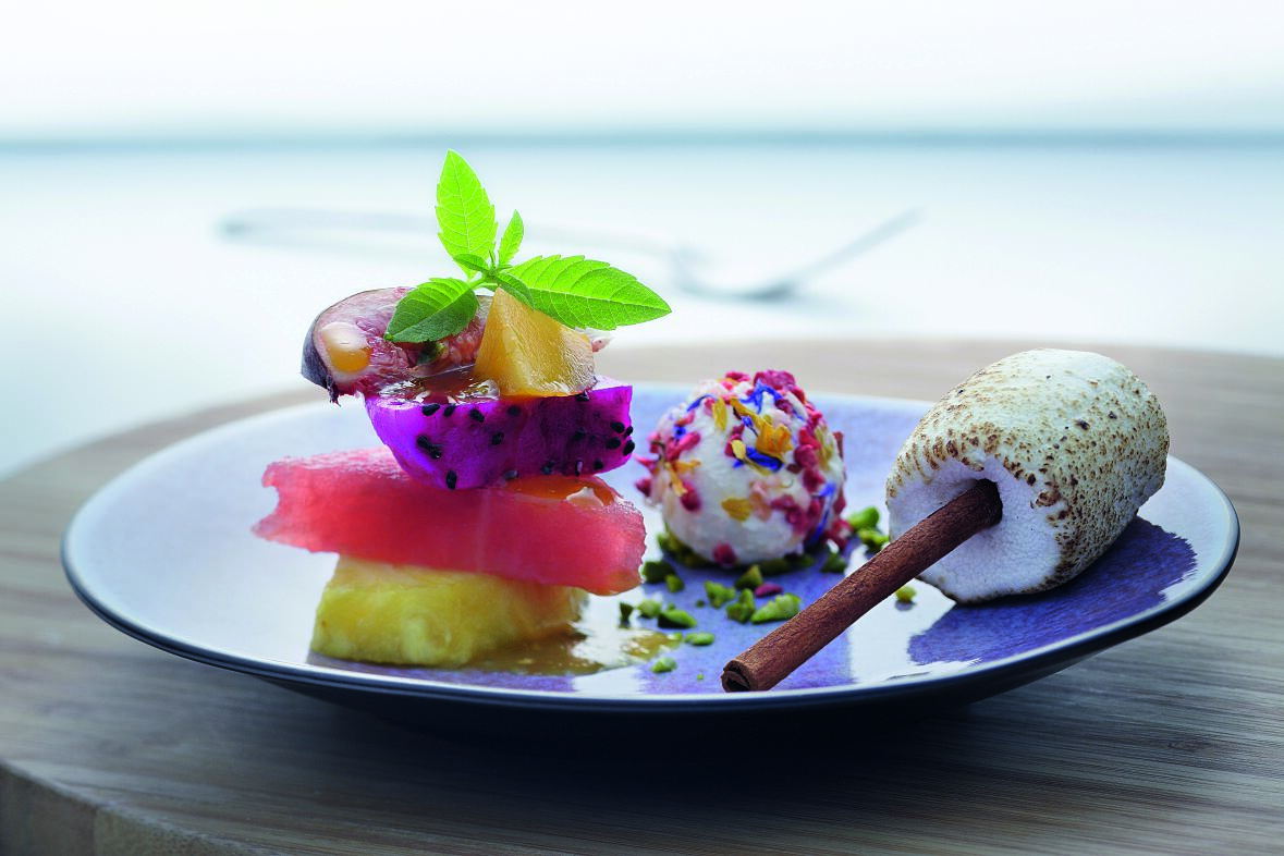 Blütenpfeffer-Fruchtsalat mit Holunderblüten-Topfenknödel und Marshmallow
