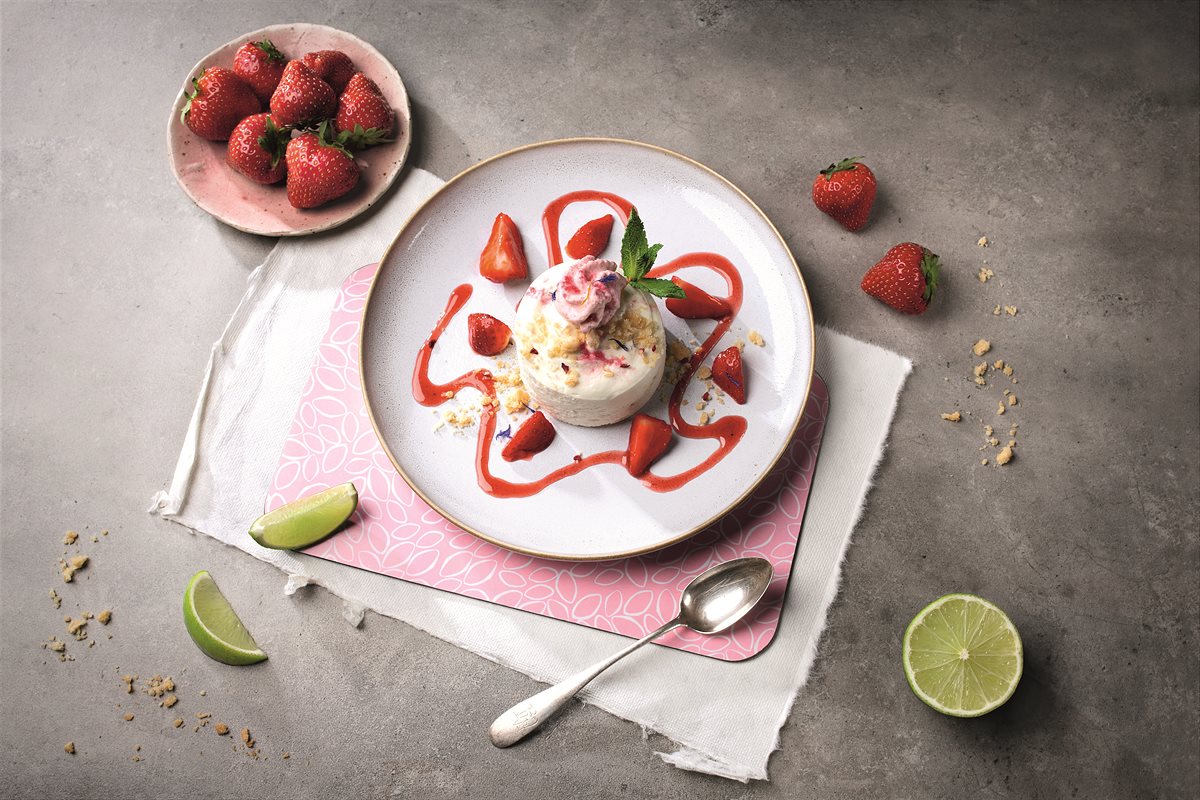 Topfen-Vanillecreme mit Erdbeer-Limettensalat und knusprige Streusel