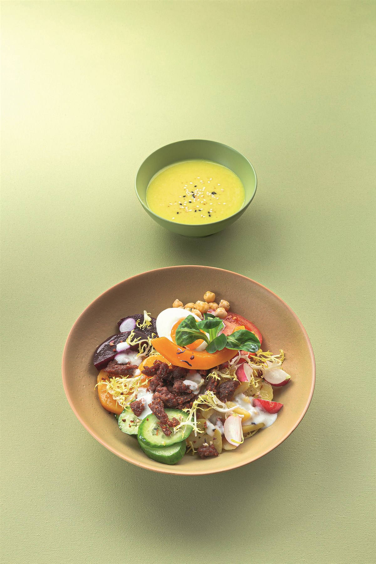 Salat-Bowl mit würzigem Buttermilchdressing