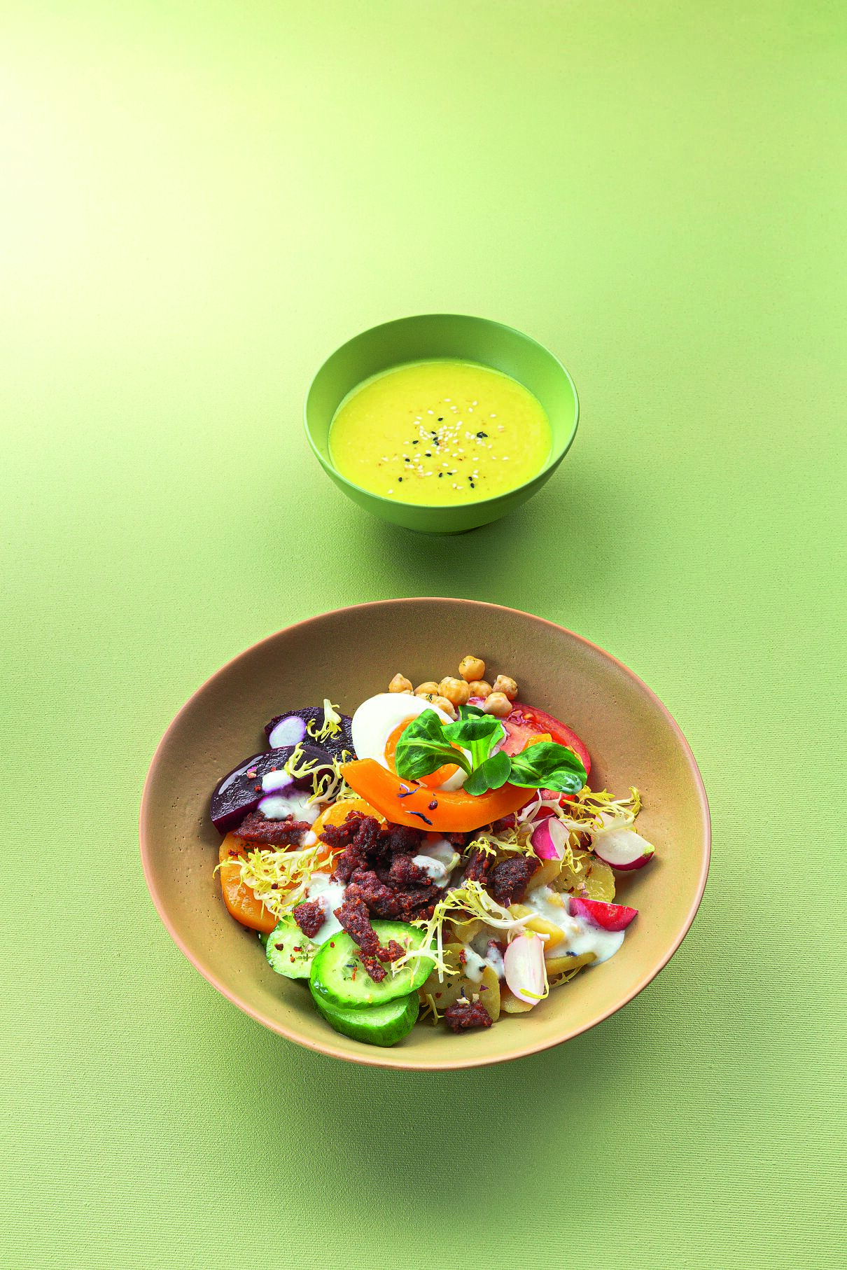 Salat-Bowl mit wuerzigem Buttermilchdressing