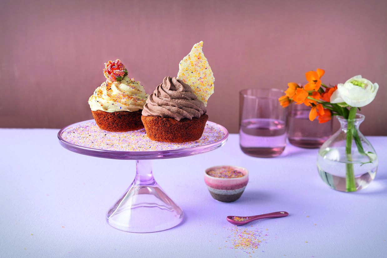 Köstliche Karotten-Schokoladen-Cupcakes mit Blütenzucker