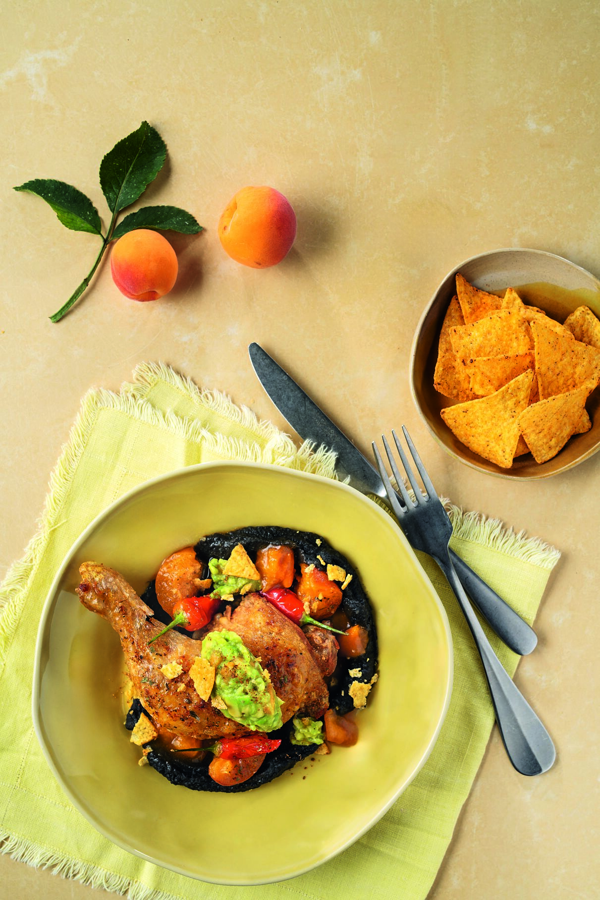 Glasierte Huehnerkeulen mit Marillen-Guacamole, schwarzen Bohnen und Tacos