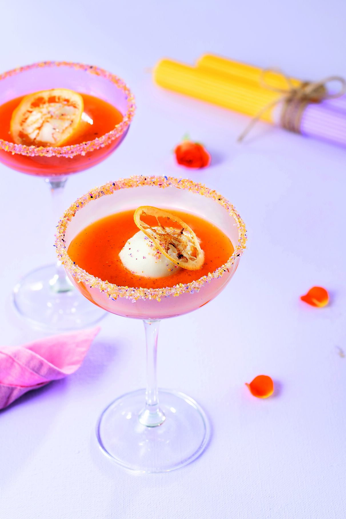 Marillen Daiquiri mit Blütenzucker bunt