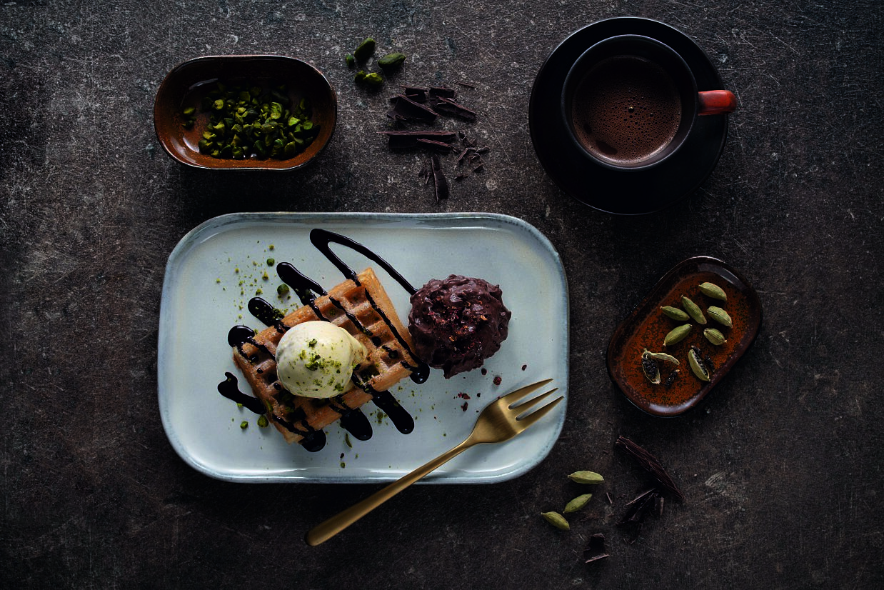 Gebackene Zimt-Waffel mit Vanilleeis und Schoko Sauce