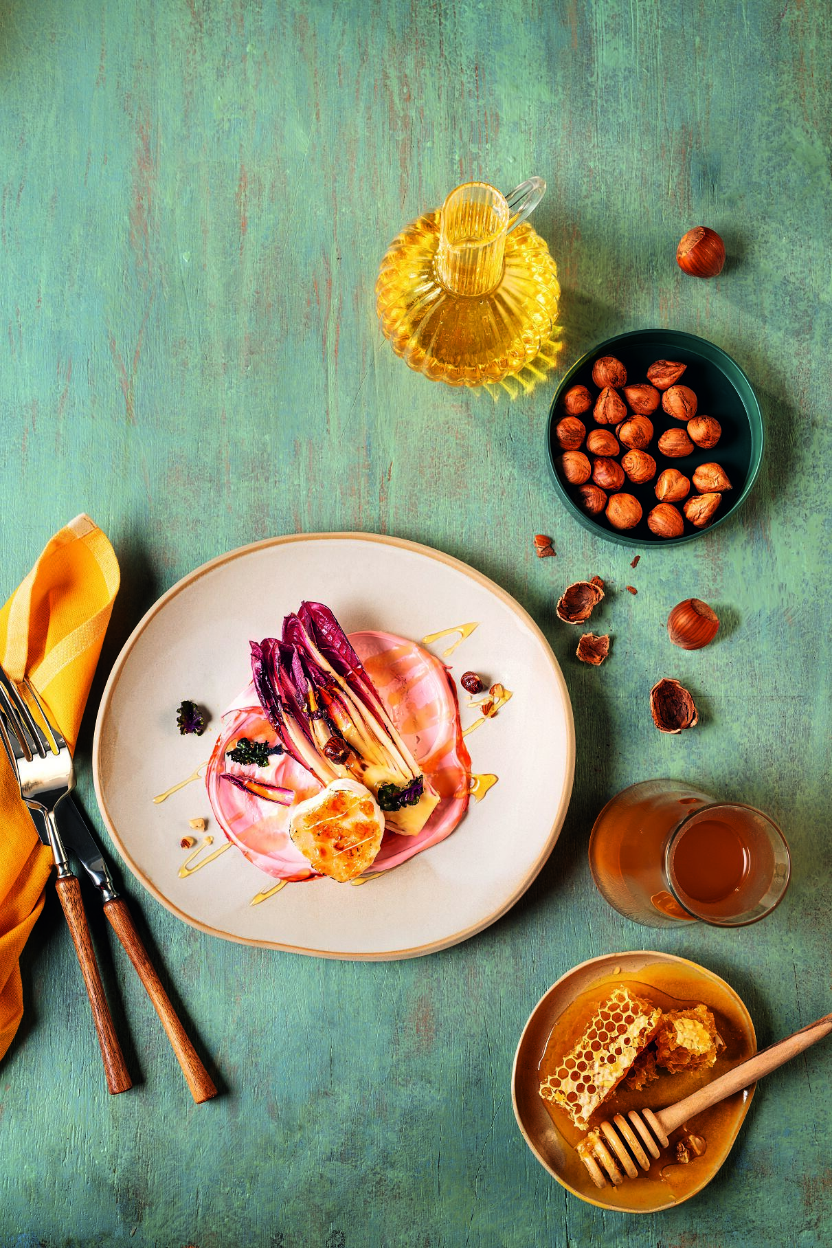 Whipped Feta mit Radicchio, Honig-Balsam und Haselnüssen