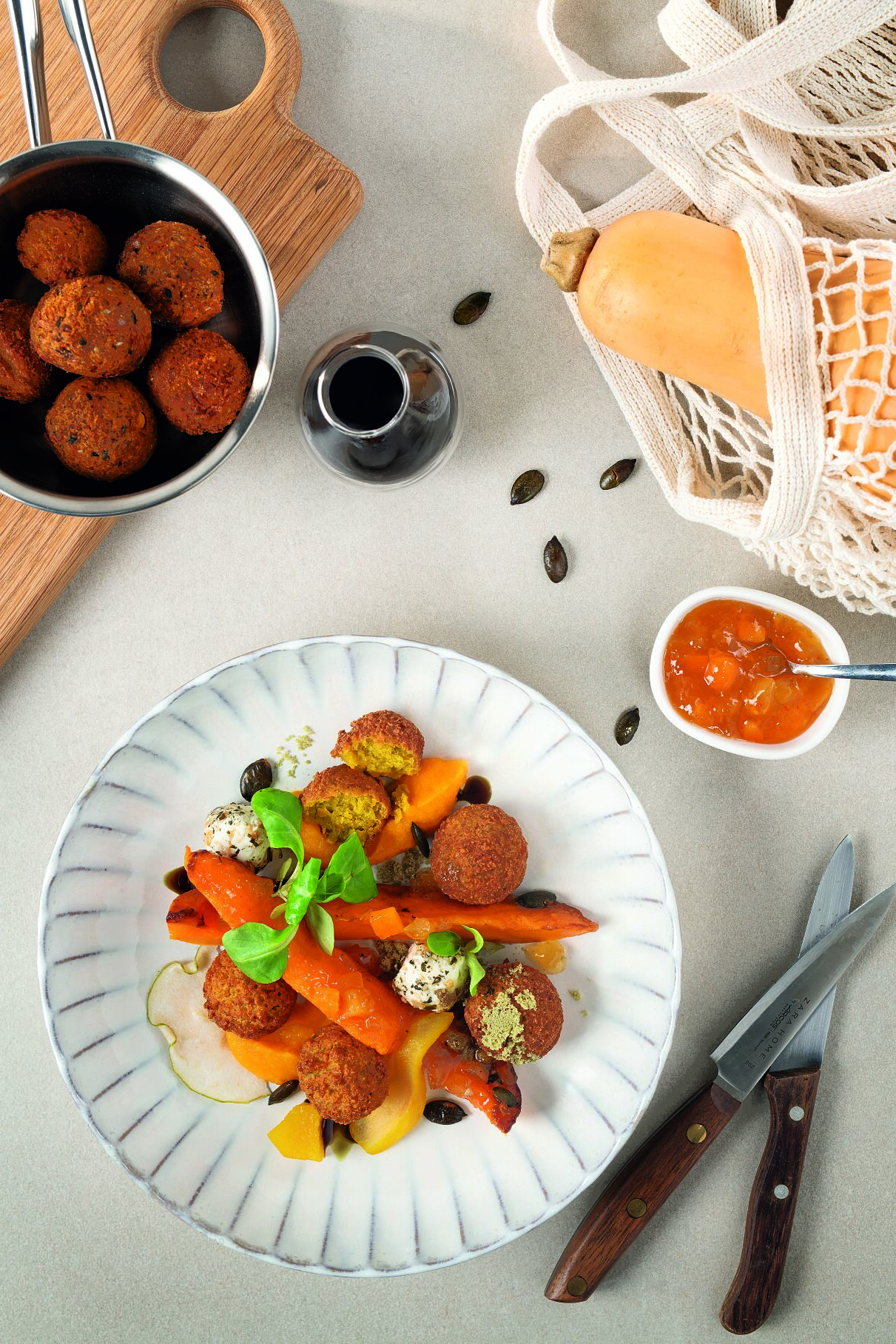 Kürbis-Falafel mit geschmortem Hokkaido und Kürbiskern-Öl