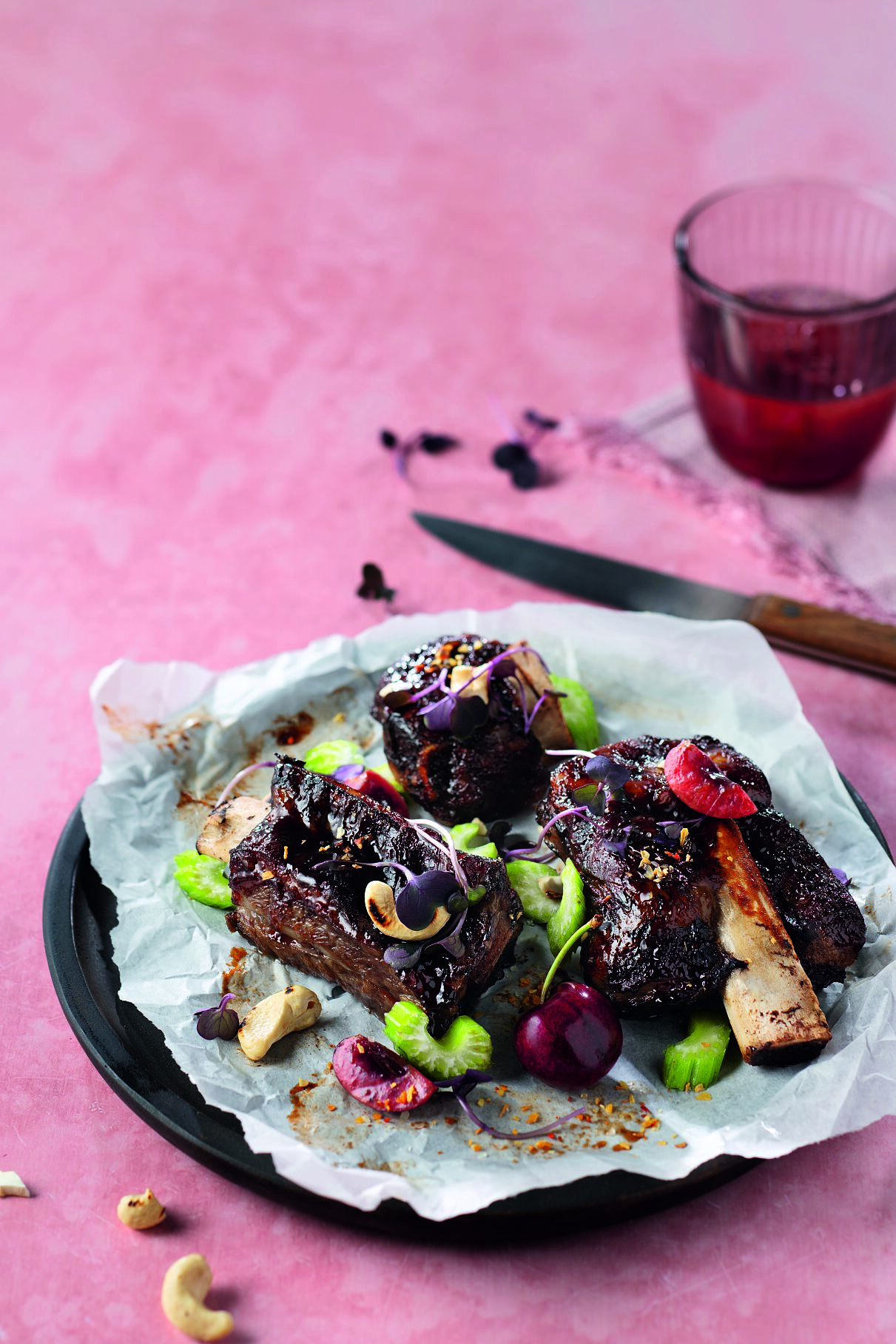 Glasierte Shortribs vom Alpenrind mit Kirsch-Teriyaki, Cashewnüssen und Stangensellerie