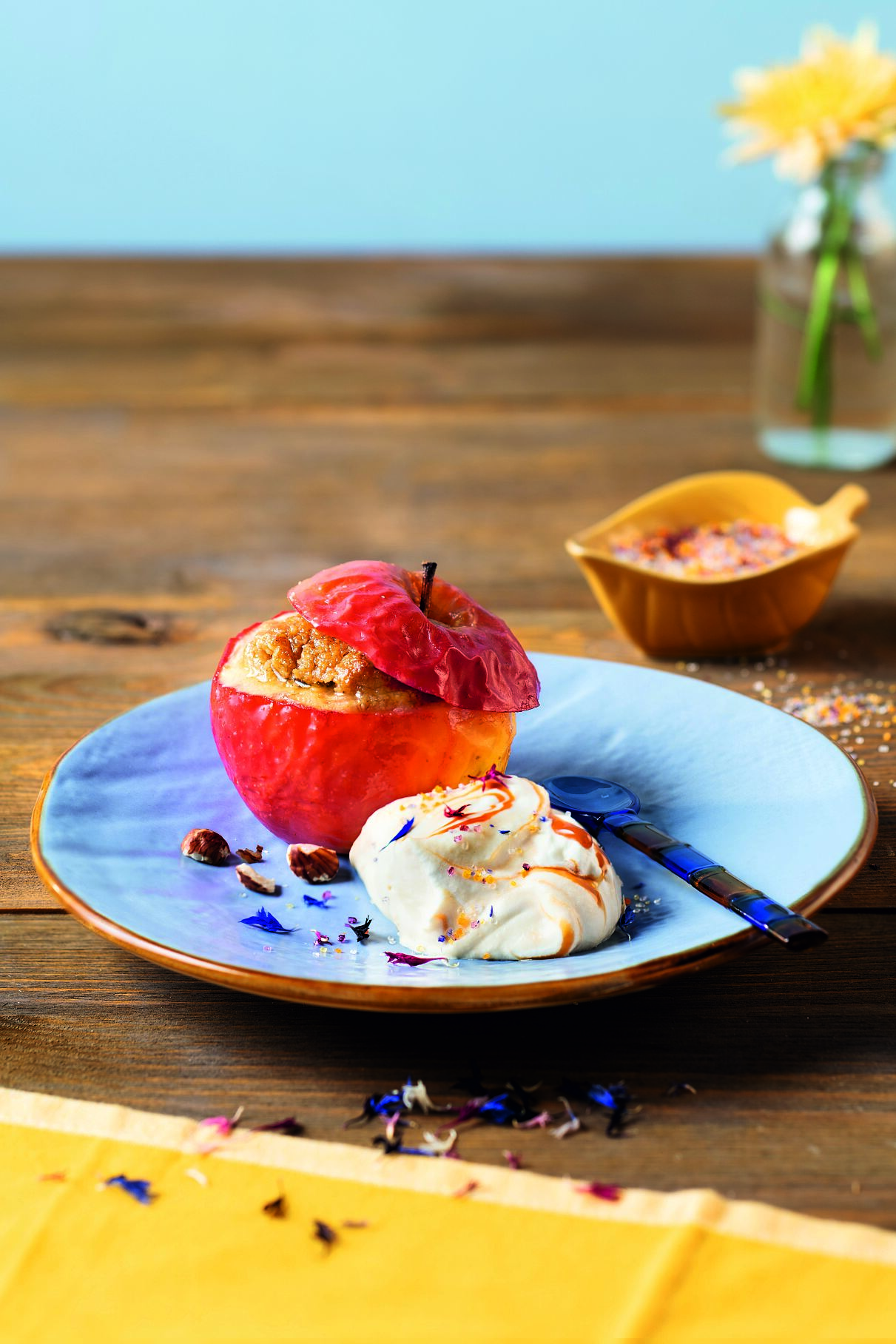 Bratapfel mit Haselnüssen und Honig-Balsam-Sabayon