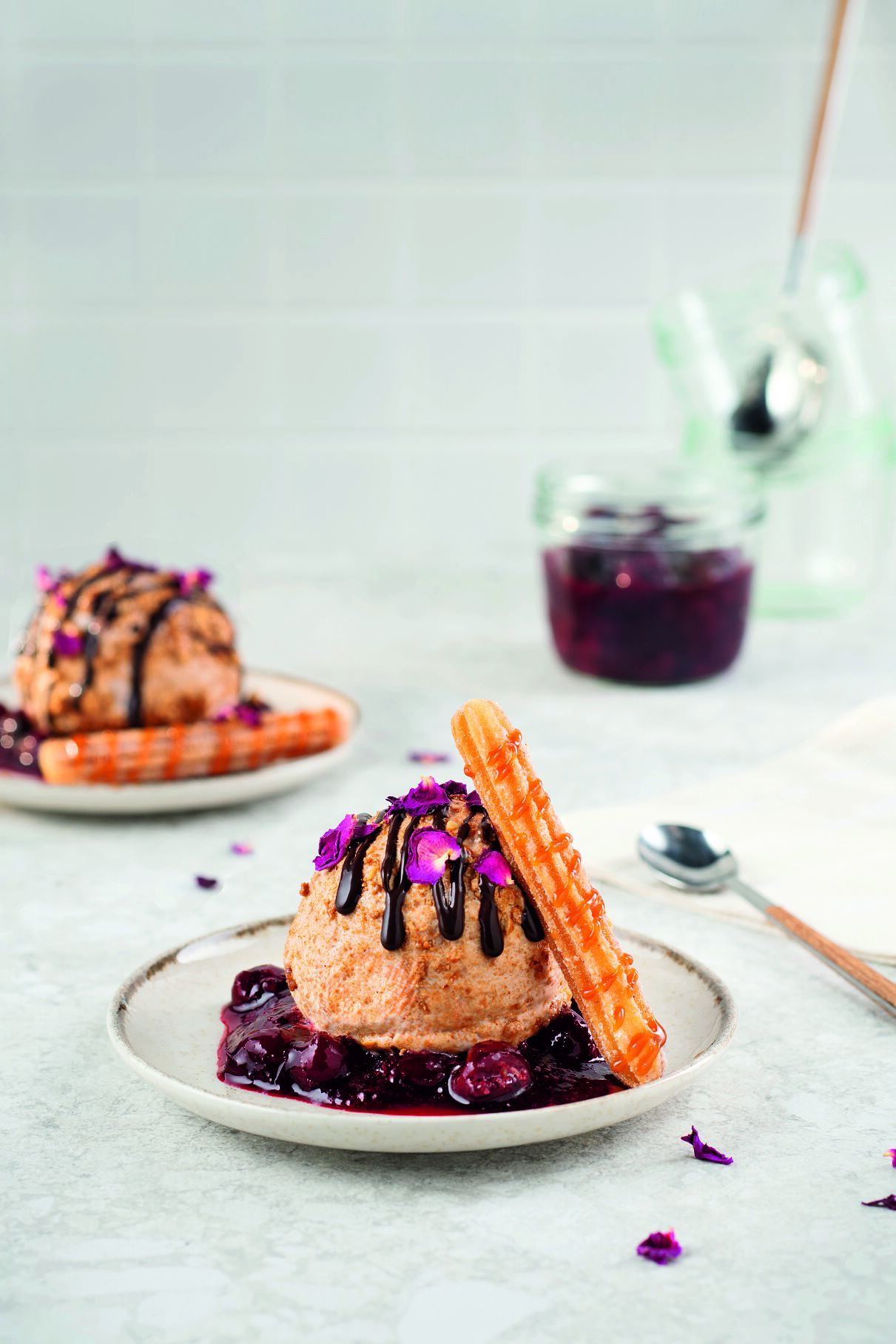 Haselnussparfait mit balsamischen Kirschen und Karamell-Churros