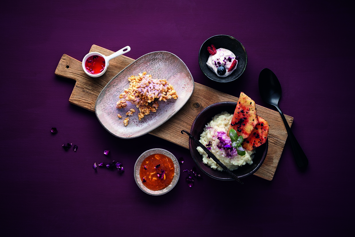 Milchreis Surprise mit weißer Schokolade & Knusperreis mit Rosenblütenzucker